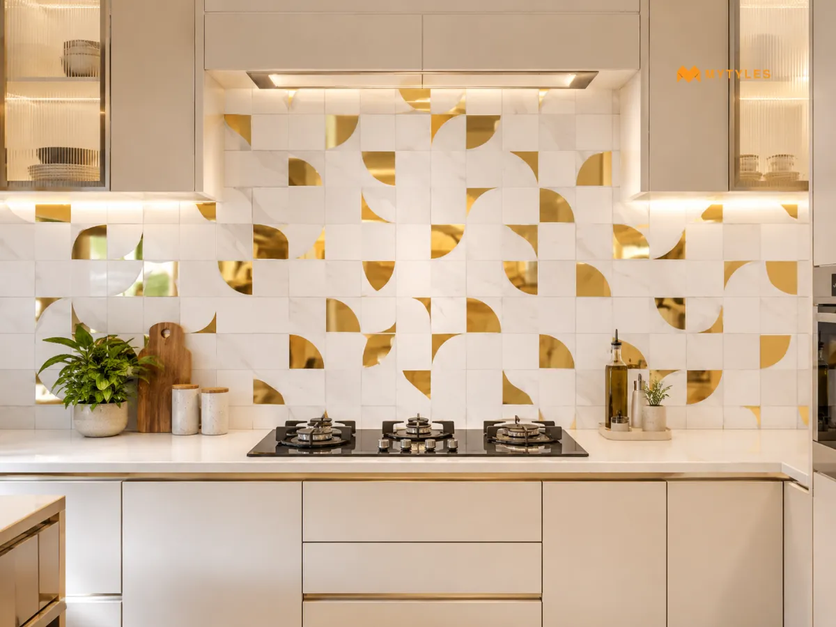 Full-Height Backsplashes That Blend into the Cabinets